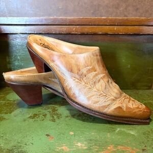 Charlie 1 Horse- Western Leather Mules Embroidered Detail- Handcrafted in 🇧🇷